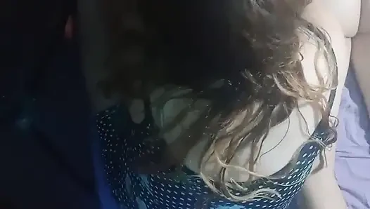 Kurzes kleid und magische hände auf der Matratze