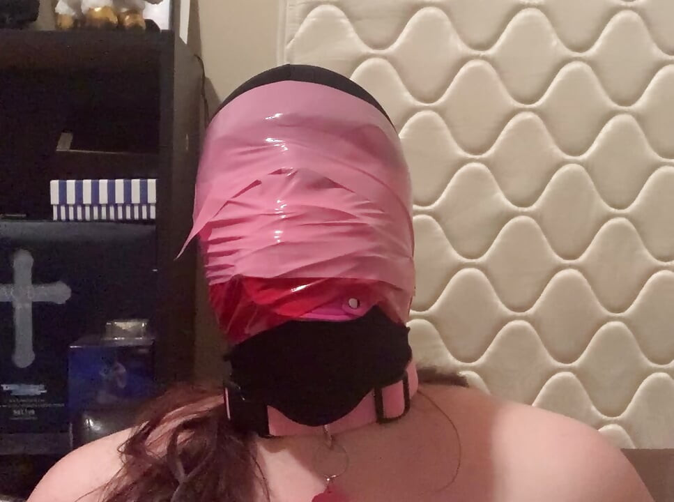 Künstliche Lippen mit Klebeband umwickelt