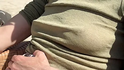 Alle sahen meine sexy nippel in einem durchsichtigen hemd in der strandbar