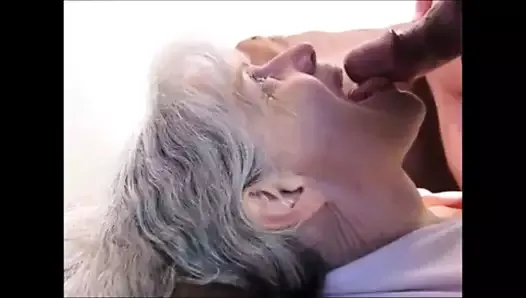 Babcia o białych włosach wysysa kutasa i pije spermę