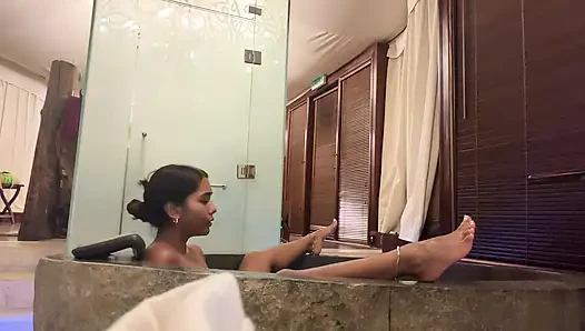 Küçük Hintli kız mastürbasyon yapmayı seviyor