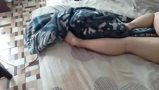 Я захожу в комнату моей тещи, и она позволяет мне положить это в ее задницу. Тогда я действую как ничего не случилось.