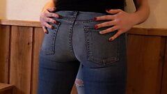 Горячие лесбиянки целуются в джинсах