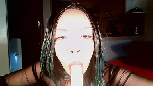 Большая задница глотает дилдо