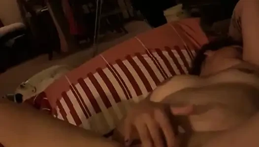 Cewek semok kulit putih masturbasi di depanku