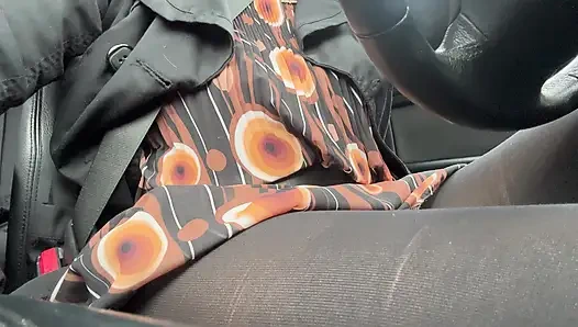 Элегантная мачеха ездит в офис в колготках и красивом платье