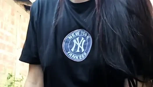 Seksi kız hayranları için yayın yapıyor ve kendine dokunuyor