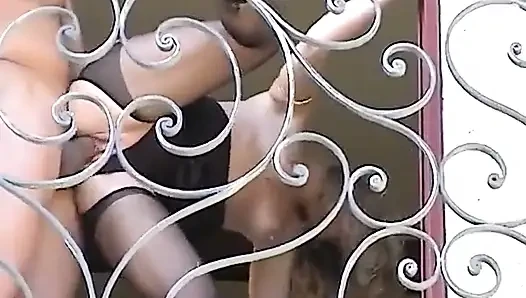 Bir çift evde sikişirken gözetleniyor