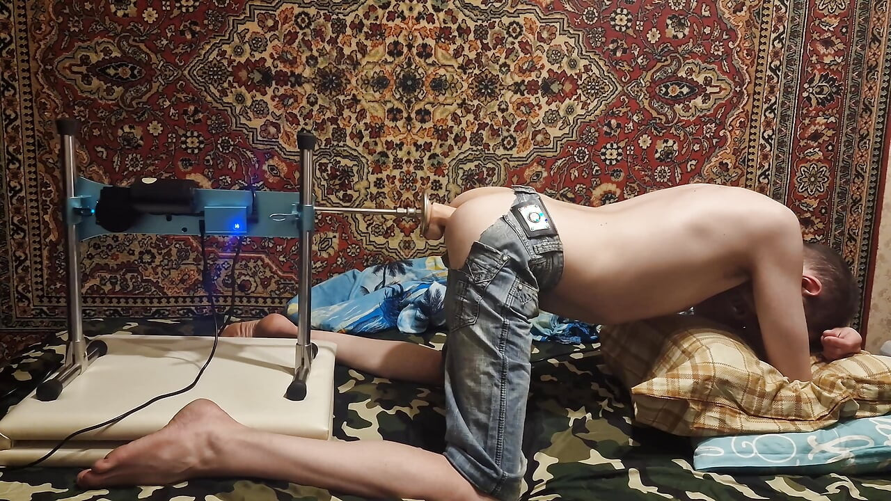 Sasha Earth in jeans Gets Her Hole Drilled by a Huge Dildo on a Fuck Machine