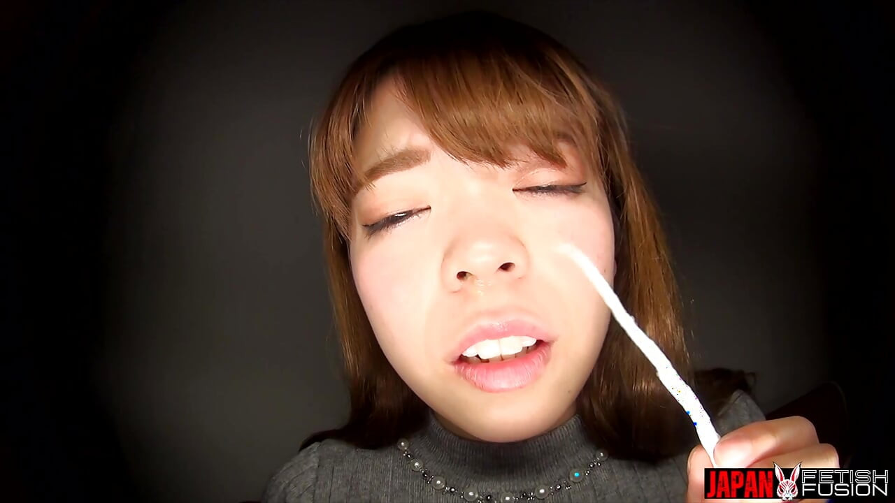 アマチュアの日本人少女、中野ひなちゃんがノンストップでくしゃみをし、濃厚な鼻水を垂らして風船に膨らむ。嫌悪感は本物です。