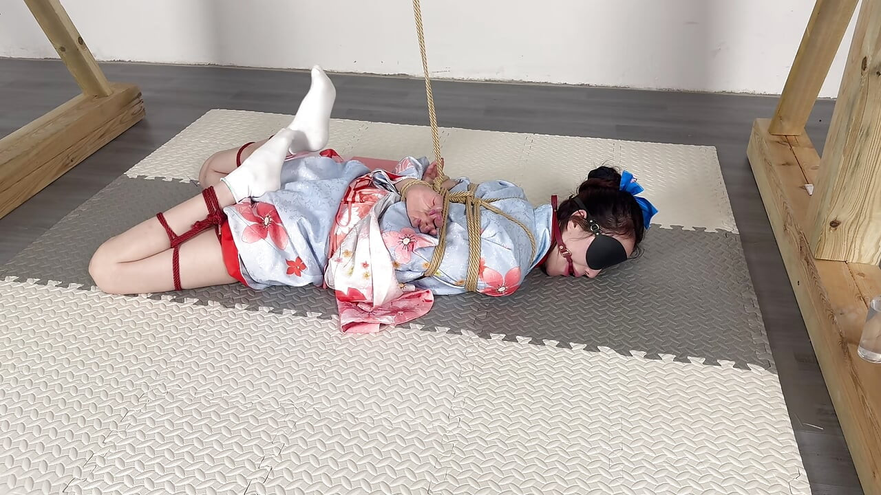 Phiên bản cao trào của việc mặc kimono vào một ngày nắng