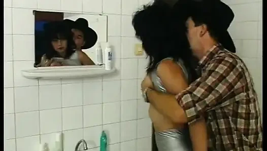 Der enge arschloch-gott der brünette wurde im badezimmer gepflügt