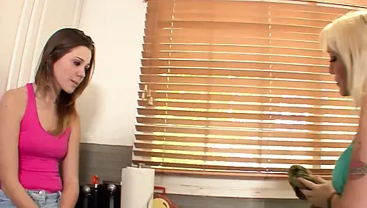 Lezbiyen ev kadınları kocaları uzaktayken amcıklarını yalıyor