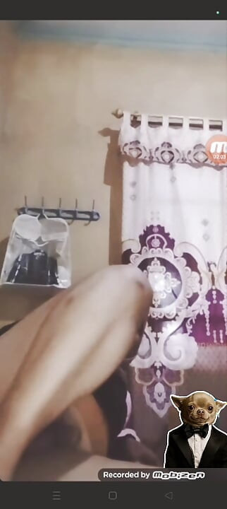 アイヴィーはイキるまでマスターベーションを続ける