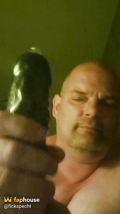 Fără discuții, dildo-ul gros pentru târfă