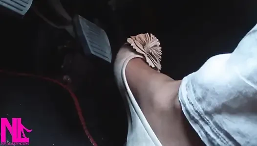 Yumuşak yıpranmış düzlükler ve naylon çoraplarla otoyolda pedal pompalama ve sürüş