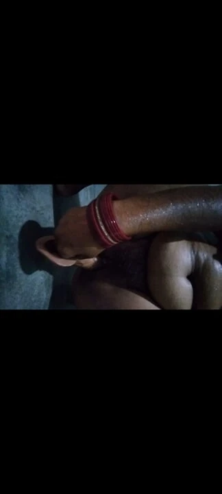 Meri desi indian bhabhi ko chudne ka laga chaska dildo leke bhabhi ne apni choot ki aag bhujai