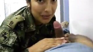 Real latina mujer soldado militar chupa una polla