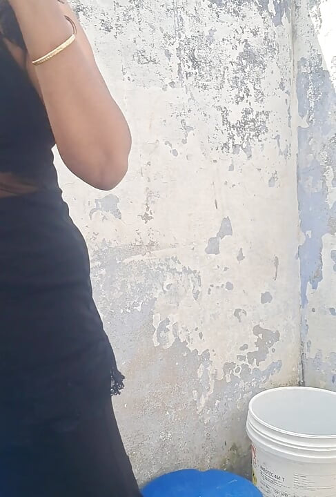 Tamil aunty kuliyal ( bathing )