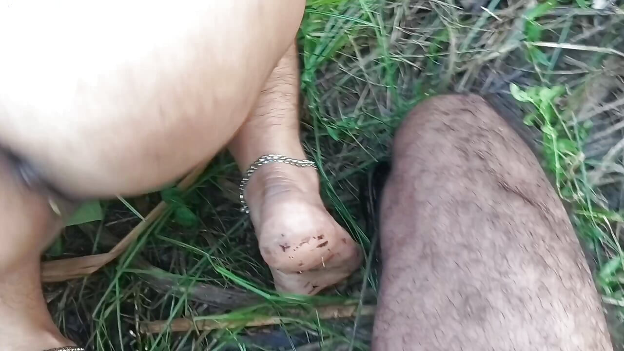 Happy new year friends New year me bhabhi ki chudai ganne ke khet me