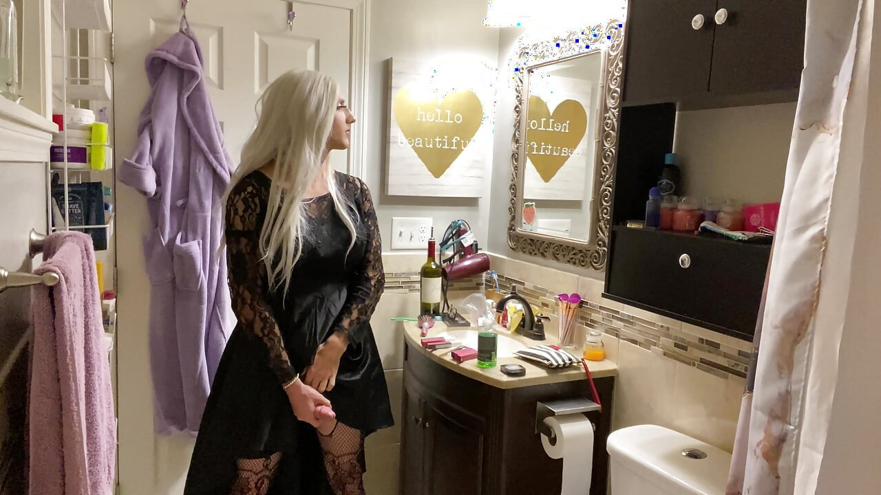 Emo Crossdresser Puts on Buttplug and Jerks off