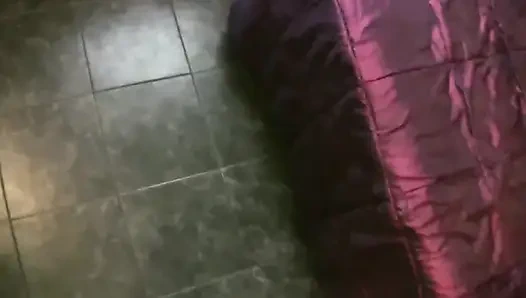 Lässiger sex im hotelzimmer mit einem tätowierten teenager