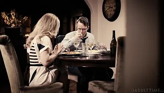 Erwachsenenzeit - er geht mit GILf-lehrerin nina hartley nach hause und sie fickt ihn, während seine frau wartet