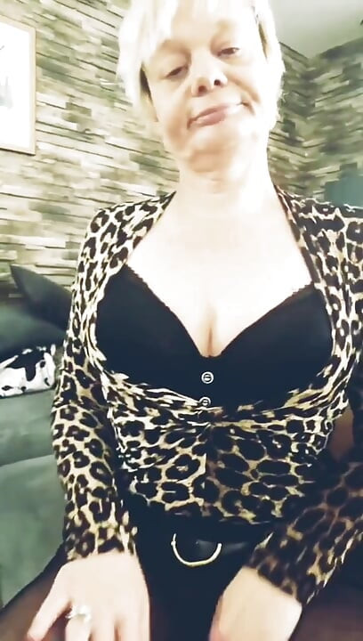 Hola, Tu MILF Sexy Necesita Sexo, Vienes a Jugar Conmigo