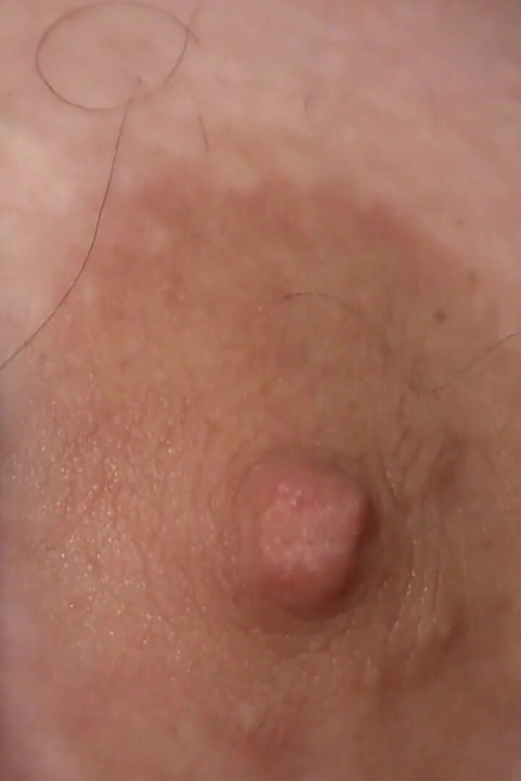 Suzie muestra su bonito pelo y luego extiende sus muslos gruesos
