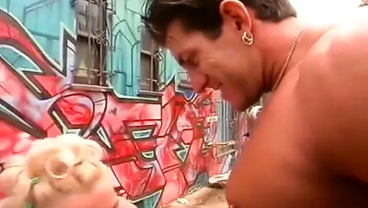 Araba kaportalı sarışın sürtük sert boşalıyor