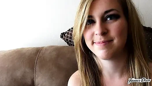Nervöses blondes teen zieht sich aus, um ein gutes erstes mal mit james Deen zu haben