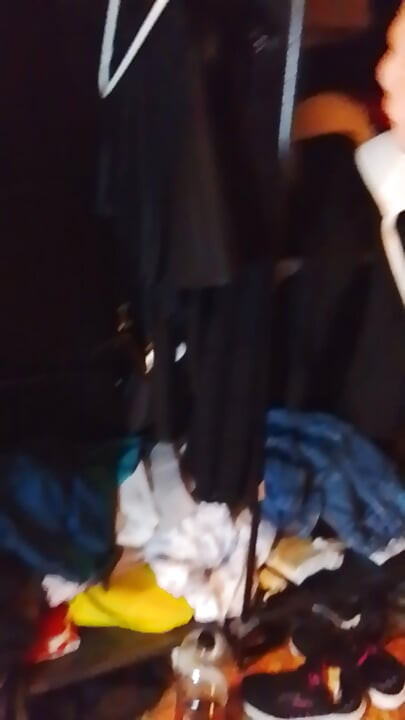 아내가 애인에게서 우유를 가져와 남편에게 준다