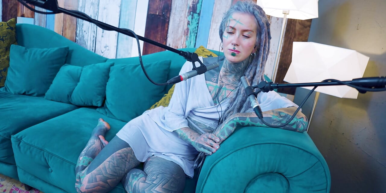 Ik praat over N - Nodig - ASMR podcast SFW praat gothic mager meisje dreadlocks tattoo-model geïnkt meisje