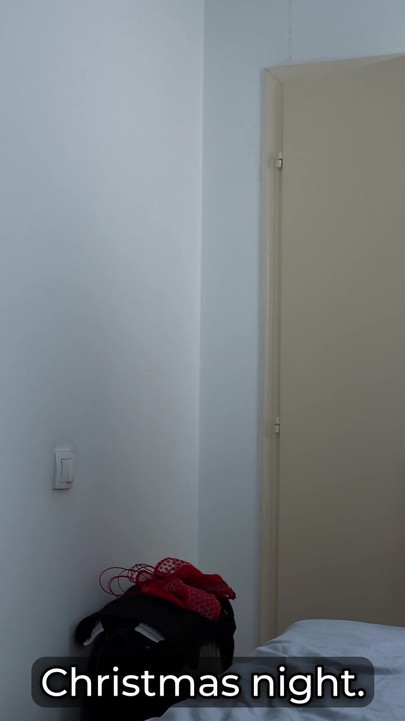 継母が大晦日にホテルのベッドで継息子の秘密の贈り物を試す |クリップ1