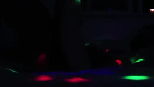 Romantik çift seks partisinde neredeyse yatağı ve kamerayı kırıyor