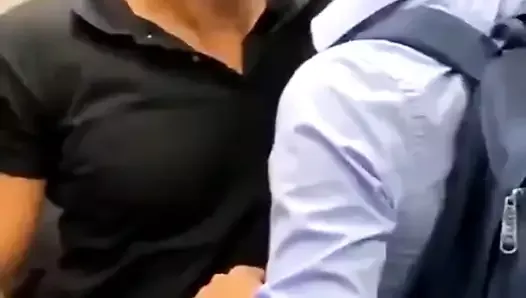 Beijando no metrô cdmx