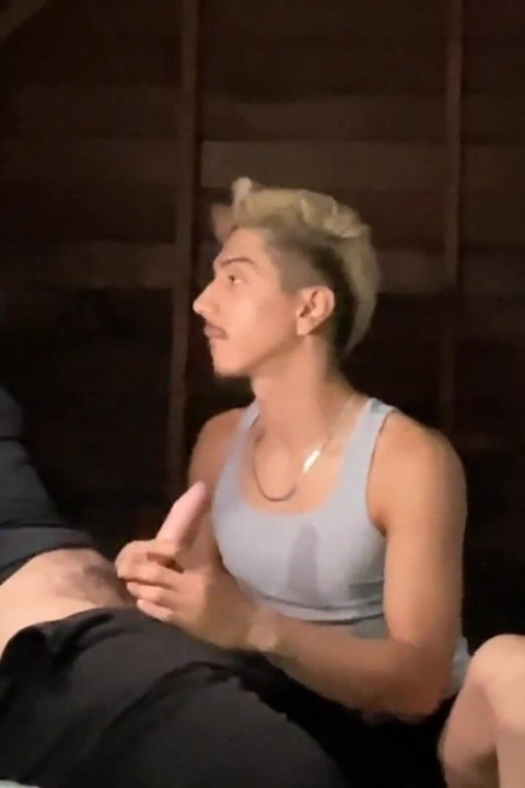 Gay cholo lagi asik nyepong kontol penjahat