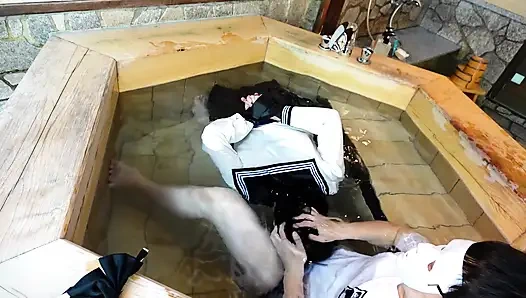 Küvette kilitlenmiş ve kampüs dışı dersler veren üniforma damlıyordu