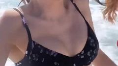 Nina Dobrev im Bikini am Strand mit blonder Freundin