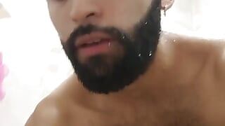 Pula mare latino Camilo Brown Folosind ulei și un vibrator la duș pentru a da el însuși un orgasm intens de prostată