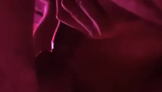 Tante seksi 25 tahun dengan memek berusia 25 tahun dicrot di dalam sampai muncrat