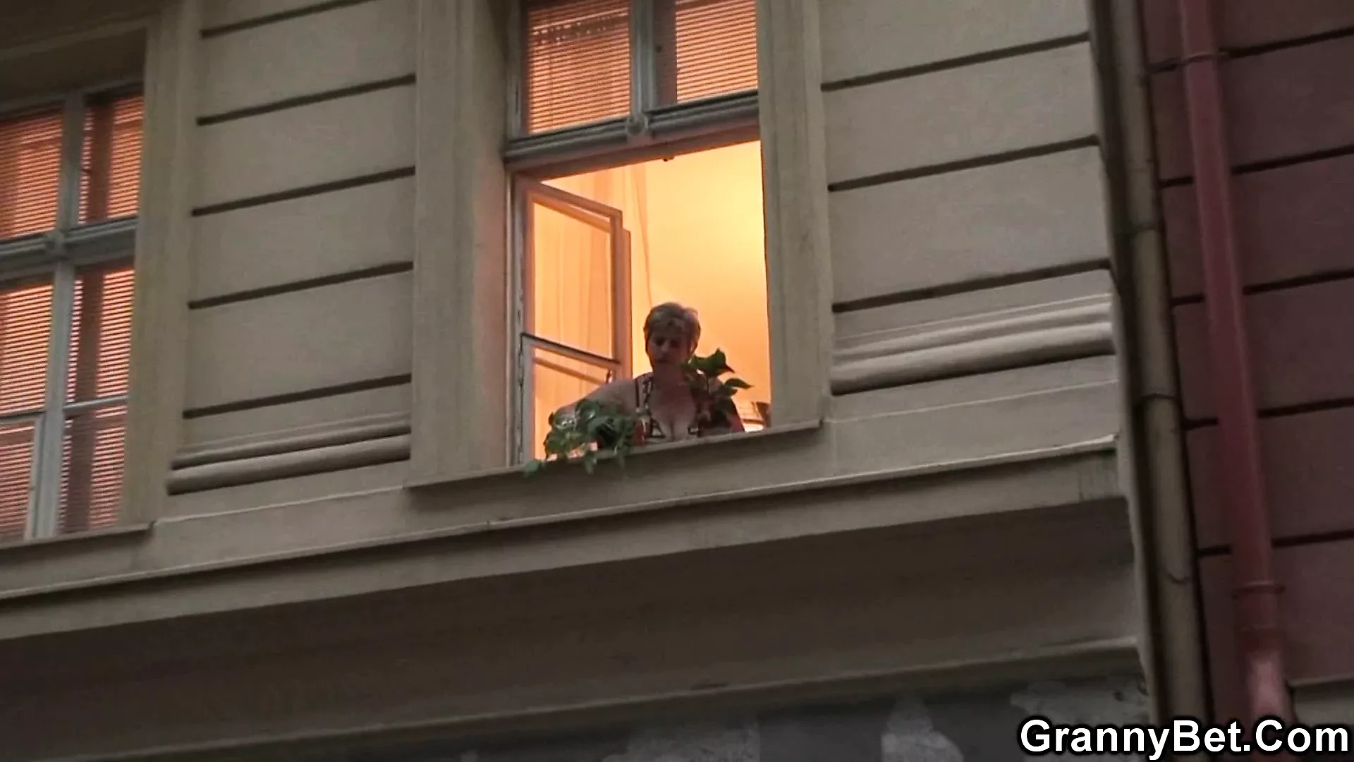 Незнайомець трахає стару бабусю ззаду