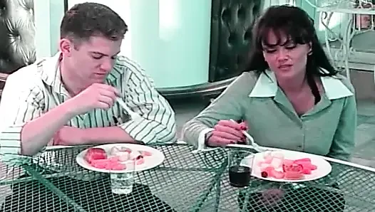 Veranda masasında sarışın baştan çıkarıcı kadın: ateşli oral eğlence