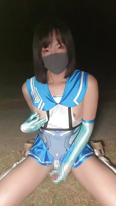 Mornarska uniforma u stilu cosplaya u parku