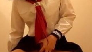 Азиатская ловушка испытывает интенсивный оргазм во время скачки на игрушке в любительском видео в любительском видео
