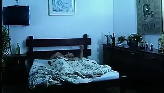 Lezbiyenler yatak odasında amcık yalıyor