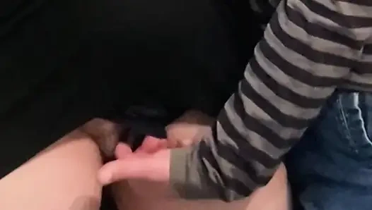 Azgın sapık elbisenin altında kızı parmaklıyor