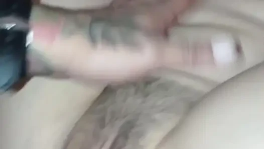 Aku ngasih aku kontol kaya raya ini sama temanku yang marah sama pacarnya