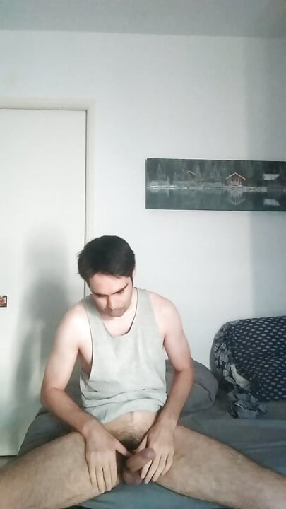 Man masturbates seeks a mature and beautiful woman with beautiful generous curves woman with ordinary folly of the general council size d
