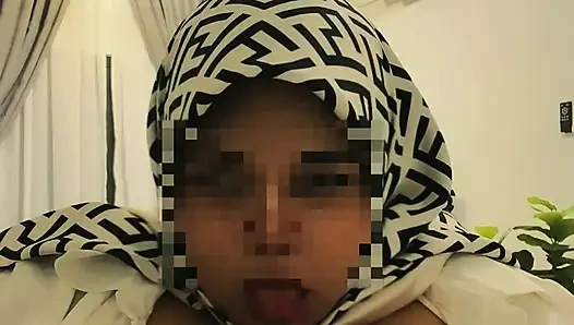 Onu üvey annesinin odasında buldu ve denemeye karar verdi, hala tadını çıkarıyor